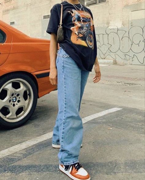 black tee with oversized jeans